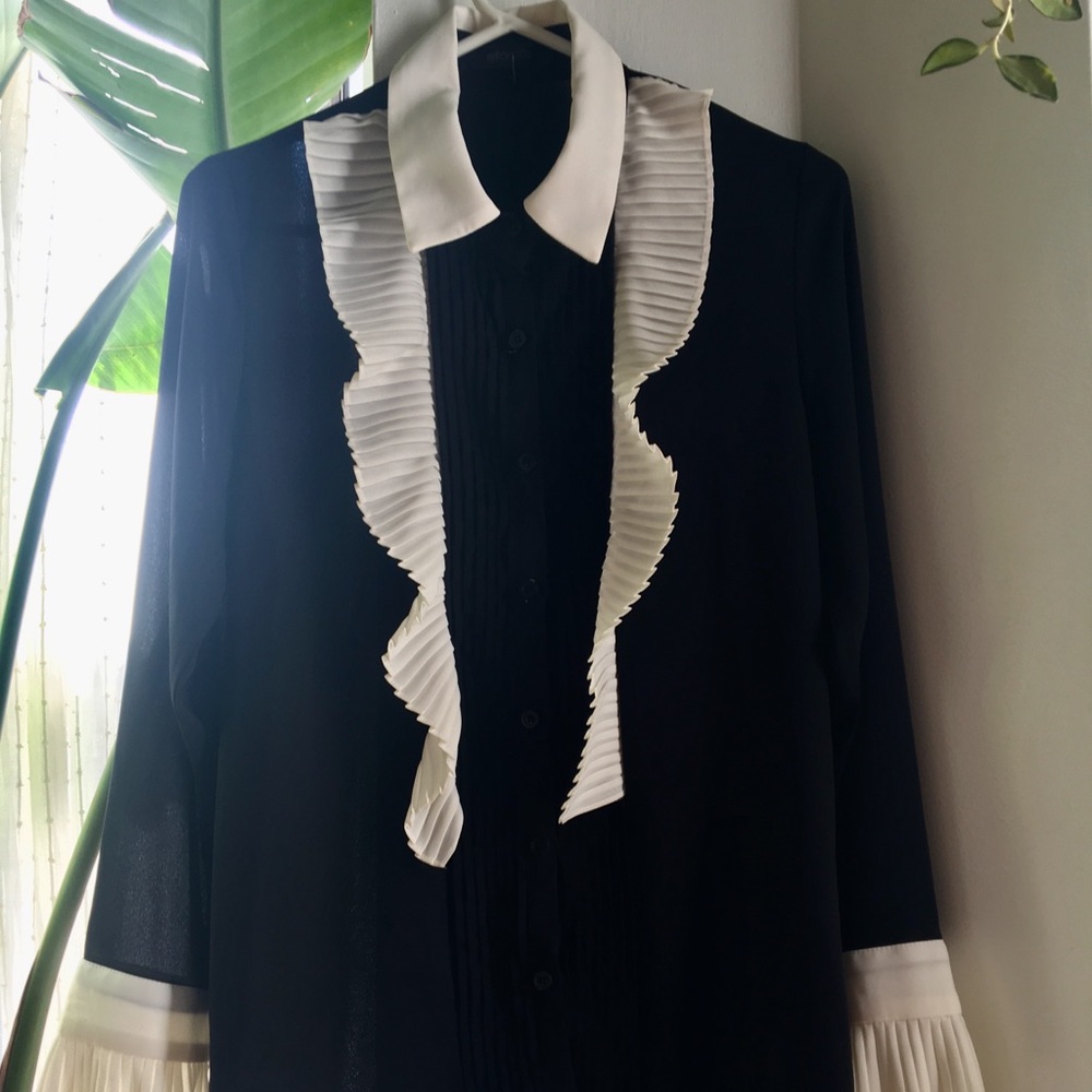 NWT Woman’s tuxedo shirt w/ pleated bell cuffs